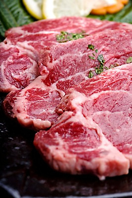 포토 JPG 그릇 접시 채소 식재료 실내 생고기 육류 근접촬영 사람없음 세로 소고기 레몬 아스파라거스 한우 안심 파슬리가루 허브가루 국내포토 식기 뷰포인트 과일 내부 가루 파일형식