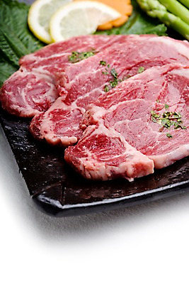 포토 JPG 그릇 접시 채소 식재료 실내 생고기 육류 근접촬영 사람없음 세로 당근 소고기 레몬 아스파라거스 깻잎 한우 안심 파슬리가루 허브가루 국내포토 식기 뷰포인트 과일 뿌리채소 내부 가루 파일형식