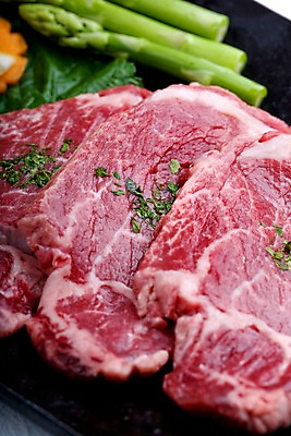 포토 JPG 그릇 접시 채소 식재료 실내 생고기 육류 근접촬영 사람없음 세로 소고기 아스파라거스 한우 안심 파슬리가루 허브가루 국내포토 식기 뷰포인트 내부 가루 파일형식