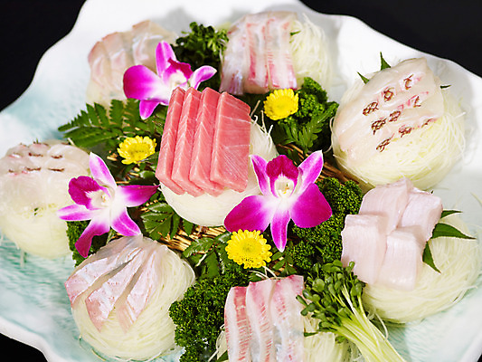 포토 JPG 접시 꽃 검은배경 실내 파슬리 사람없음 장식 새싹 생선회 해산물 일본음식 국내포토 식물 식기 음식 백그라운드 채소 내부 검은색 회 파일형식