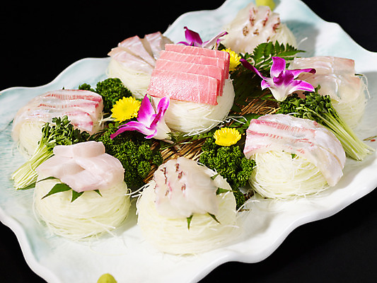 포토 JPG 그릇 접시 꽃 음식 검은배경 실내 파슬리 어류 요리 사람없음 장식 새싹 생선회 해산물 일본음식 국내포토 식물 식기 백그라운드 채소 내부 검은색 수중동물 회 파일형식