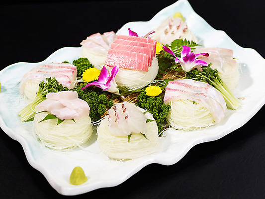 포토 JPG 그릇 접시 꽃 음식 검은배경 실내 파슬리 어류 요리 사람없음 장식 새싹 생선회 해산물 일본음식 국내포토 식물 식기 백그라운드 채소 내부 검은색 수중동물 회 파일형식