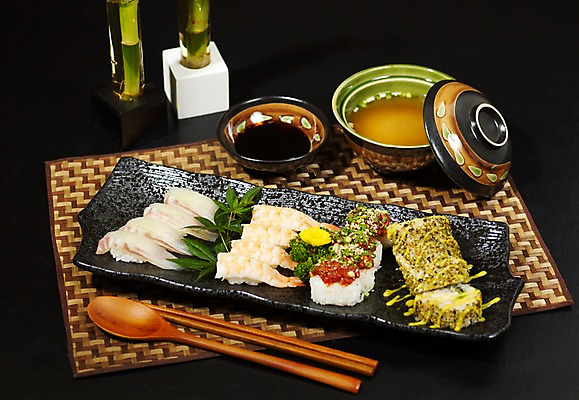 포토 JPG 그릇 접시 아시아 음식 외국문화 젓가락 수저 실내 요리 사람없음 숟가락 초밥 롤 모듬초밥 롤스시 미소된장국 일본음식 국내포토 식기 나라 문화 내부 모듬 파일형식