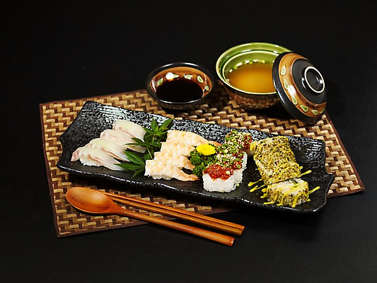 포토 JPG 그릇 접시 아시아 음식 외국문화 젓가락 수저 실내 요리 사람없음 숟가락 초밥 간장 롤 종지 모듬초밥 롤스시 미소된장국 일본음식 국내포토 식기 나라 문화 내부 양념 모듬 파일형식