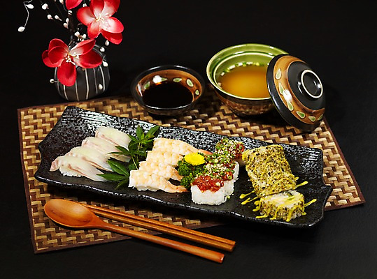 포토 JPG 그릇 접시 꽃 아시아 음식 외국문화 젓가락 수저 실내 요리 사람없음 장식 빨간색 숟가락 꽃병 초밥 간장 롤 종지 모듬초밥 롤스시 미소된장국 일본음식 국내포토 식물 식기 나라 문화 컬러 내부 양념 모듬 파일형식