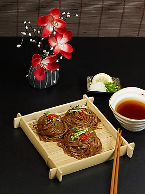 포토 JPG 꽃 아시아 음식 외국문화 젓가락 실내 요리 사람없음 장식 빨간색 꽃병 면류 면 무 메밀국수 메밀 레몬 파 나무그릇 일본음식 판모밀 국내포토 식물 그릇 나라 문화 컬러 채소 과일 식재료 뿌리채소 수저 내부 목재 파일형식