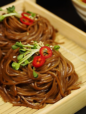 포토 JPG 아시아 음식 외국문화 실내 요리 근접촬영 사람없음 면류 면 메밀국수 메밀 나무그릇 일본음식 판모밀 국내포토 그릇 나라 문화 뷰포인트 식재료 내부 목재 파일형식