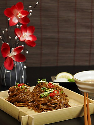 포토 JPG 꽃 아시아 음식 외국문화 젓가락 실내 요리 사람없음 장식 빨간색 꽃병 면류 면 메밀국수 메밀 나무그릇 일본음식 판모밀 국내포토 식물 그릇 나라 문화 컬러 식재료 수저 내부 목재 파일형식