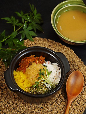 포토 JPG 아시아 음식 외국문화 단풍 밥 실내 요리 사람없음 장식 숟가락 미소된장국 알밥 일본음식 국내포토 나라 문화 잎 수저 내부 파일형식