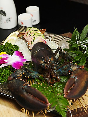 포토 JPG 그릇 접시 음식 단풍 술잔 술병 잔 실내 파슬리 요리 사람없음 장식 해물요리 바닷가재 해산물 호접란 랍스터사시미 일본음식 국내포토 식기 꽃 잎 채소 병_용기 주류 내부 가재 파일형식