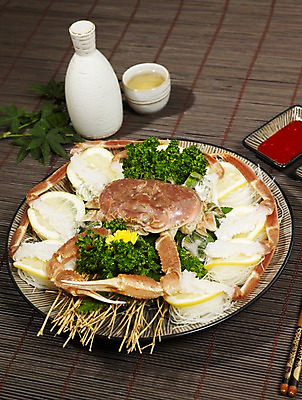 포토 JPG 그릇 접시 아시아 음식 외국문화 단풍 절지류 술잔 젓가락 술병 잔 실내 파슬리 갑각류 요리 사람없음 장식 해물요리 게 레몬 해산물 사케 대게 나무발 대게회 싸리나무 일본음식 국내포토 나무 동물 식기 나라 문화 잎 채소 과일 병_용기 주류 수저 내부 회 파일형식