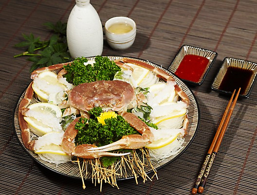 포토 JPG 그릇 접시 아시아 음식 외국문화 단풍 절지류 술잔 젓가락 술병 잔 실내 파슬리 갑각류 요리 사람없음 장식 해물요리 게 레몬 해산물 종지 사케 대게 나무발 대게회 싸리나무 일본음식 국내포토 나무 동물 식기 나라 문화 잎 채소 과일 병_용기 주류 수저 내부 회 파일형식