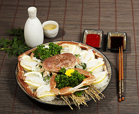 포토 JPG 그릇 접시 아시아 음식 외국문화 단풍 절지류 술잔 젓가락 술병 잔 실내 파슬리 갑각류 요리 사람없음 장식 해물요리 게 레몬 해산물 종지 사케 대게 대게회 싸리나무 일본음식 국내포토 나무 동물 식기 나라 문화 잎 채소 과일 병_용기 주류 수저 내부 회 파일형식