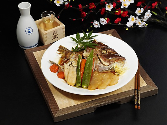 포토 JPG 그릇 접시 단풍 술잔 젓가락 고추 검은배경 술병 잔 실내 요리 사람없음 장식 버섯 해물요리 벚꽃 무 해산물 도미 사케 홍매화 도미머리조림 생선조림 일본음식 국내포토 식기 꽃 음식 백그라운드 잎 채소 병_용기 뿌리채소 주류 수저 어류 내부 검은색 매화 조림 파일형식