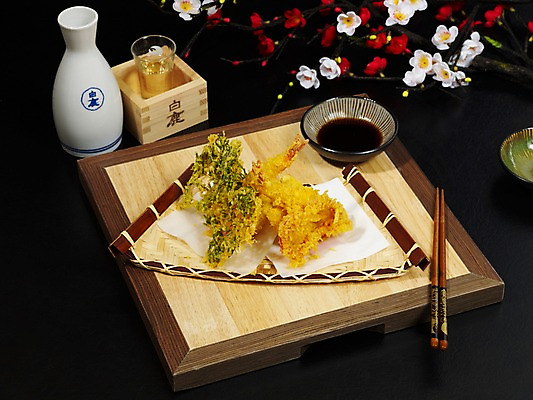 포토 JPG 꽃 아시아 음식 외국문화 술잔 젓가락 술병 잔 실내 요리 사람없음 장식 튀김 벚꽃 간장 종지 사케 홍매화 모듬튀김 일본음식 국내포토 식물 그릇 식기 나라 문화 병_용기 주류 수저 내부 양념 매화 파일형식