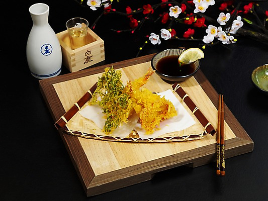 포토 JPG 꽃 아시아 음식 외국문화 술잔 젓가락 술병 잔 실내 요리 사람없음 장식 튀김 벚꽃 레몬 간장 종지 사케 홍매화 모듬튀김 일본음식 국내포토 식물 그릇 식기 나라 문화 과일 병_용기 주류 수저 내부 양념 매화 파일형식