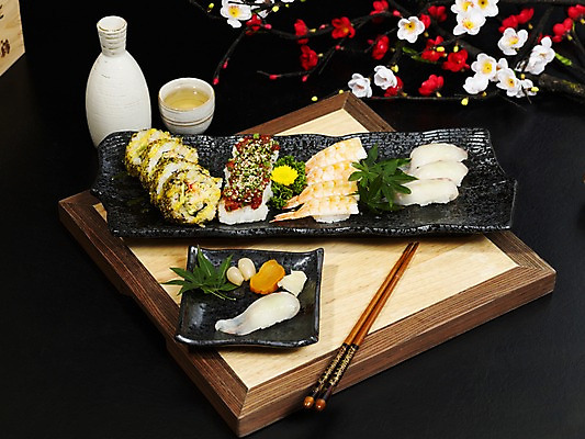 포토 JPG 그릇 접시 꽃 아시아 음식 외국문화 단풍 술잔 젓가락 술병 잔 국화 실내 파슬리 요리 사람없음 장식 초밥 벚꽃 단무지 롤 모듬초밥 락교 사케 홍매화 롤스시 일본음식 국내포토 식물 식기 나라 문화 잎 채소 병_용기 주류 수저 내부 매화 모듬 염교 파일형식