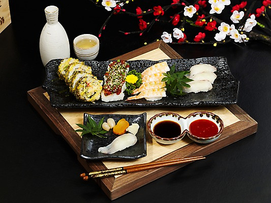 포토 JPG 그릇 접시 꽃 아시아 음식 외국문화 단풍 술잔 젓가락 술병 잔 국화 실내 파슬리 요리 사람없음 장식 초밥 벚꽃 단무지 롤 종지 모듬초밥 락교 사케 홍매화 롤스시 일본음식 국내포토 식물 식기 나라 문화 잎 채소 병_용기 주류 수저 내부 매화 모듬 염교 파일형식