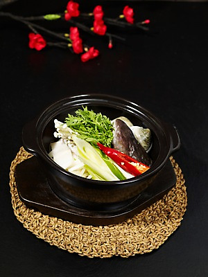 포토 JPG 음식 검은배경 실내 요리 사람없음 아웃포커스 해물요리 냄비 해산물 매운탕 냄비받침 홍매화 대구매운탕 생선매운탕 국내포토 백그라운드 촬영기법 내부 검은색 솥 받침대 탕 매화 파일형식