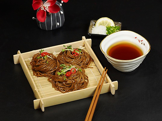 포토 JPG 꽃 아시아 음식 외국문화 젓가락 실내 요리 사람없음 장식 빨간색 꽃병 면류 면 무 메밀국수 메밀 레몬 파 장국 일본음식 판모밀 국내포토 식물 나라 문화 컬러 채소 과일 식재료 뿌리채소 수저 내부 국 파일형식