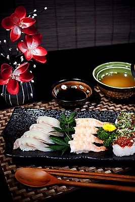 포토 JPG 그릇 접시 꽃 아시아 음식 외국문화 단풍 젓가락 국화 실내 파슬리 요리 사람없음 장식 빨간색 숟가락 꽃병 초밥 간장 롤 종지 모듬초밥 롤스시 미소된장국 일본음식 국내포토 식물 식기 나라 문화 컬러 잎 채소 수저 내부 양념 모듬 파일형식