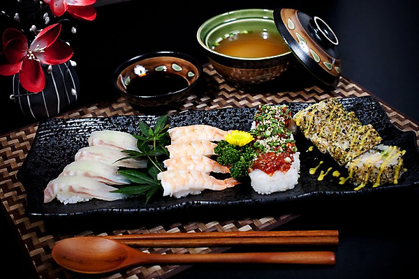 포토 JPG 그릇 접시 꽃 아시아 음식 외국문화 단풍 젓가락 국화 실내 파슬리 요리 사람없음 장식 빨간색 숟가락 꽃병 초밥 간장 롤 종지 모듬초밥 롤스시 미소된장국 일본음식 국내포토 식물 식기 나라 문화 컬러 잎 채소 수저 내부 양념 모듬 파일형식