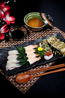 포토 JPG 그릇 접시 꽃 아시아 음식 외국문화 단풍 젓가락 국화 실내 파슬리 요리 사람없음 장식 빨간색 숟가락 꽃병 초밥 간장 롤 종지 모듬초밥 롤스시 미소된장국 일본음식 국내포토 식물 식기 나라 문화 컬러 잎 채소 수저 내부 양념 모듬 파일형식