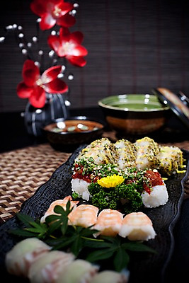 포토 JPG 그릇 접시 꽃 아시아 음식 외국문화 단풍 국화 실내 파슬리 요리 사람없음 아웃포커스 장식 빨간색 꽃병 초밥 롤 모듬초밥 롤스시 일본음식 국내포토 식물 식기 나라 문화 컬러 잎 채소 촬영기법 내부 모듬 파일형식