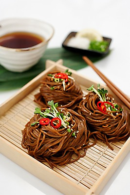 포토 JPG 스튜디오촬영 그릇 아시아 음식 외국문화 젓가락 요리 사람없음 면류 면 메밀국수 메밀 나무그릇 일본음식 판모밀 국내포토 식기 나라 문화 식재료 수저 실내 목재 파일형식