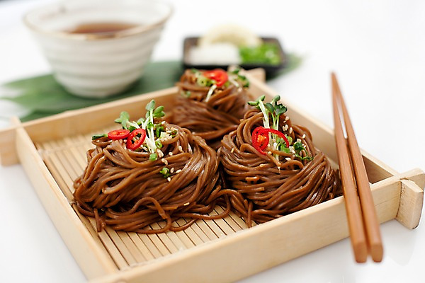 포토 JPG 스튜디오촬영 그릇 아시아 음식 외국문화 젓가락 요리 근접촬영 사람없음 면류 면 메밀국수 메밀 나무그릇 일본음식 판모밀 국내포토 식기 나라 문화 뷰포인트 식재료 수저 실내 목재 파일형식