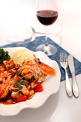 포토 JPG 스튜디오촬영 그릇 접시 아시아 음식 외국문화 포크 절지류 와인잔 새우 파슬리 갑각류 요리 사람없음 와인 해물요리 나이프 레몬 대하 해산물 왕새우칠리소스요리 일본음식 국내포토 동물 식기 나라 문화 채소 술잔 과일 주류 실내 칼 파일형식