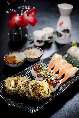 포토 JPG 그릇 접시 꽃 아시아 음식 외국문화 술잔 술병 잔 실내 요리 사람없음 아웃포커스 장식 빨간색 꽃병 초밥 단무지 롤 모듬초밥 락교 사케 롤스시 일본음식 국내포토 식물 식기 나라 문화 컬러 병_용기 주류 촬영기법 내부 모듬 염교 파일형식