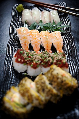 포토 JPG 그릇 접시 아시아 음식 외국문화 단풍 젓가락 실내 요리 사람없음 아웃포커스 장식 초밥 롤 모듬초밥 롤스시 일본음식 국내포토 식기 나라 문화 잎 촬영기법 수저 내부 모듬 파일형식