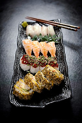 포토 JPG 그릇 접시 아시아 음식 외국문화 단풍 젓가락 실내 요리 사람없음 아웃포커스 장식 초밥 롤 모듬초밥 롤스시 일본음식 국내포토 식기 나라 문화 잎 촬영기법 수저 내부 모듬 파일형식