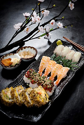 포토 JPG 그릇 접시 꽃 아시아 음식 외국문화 단풍 젓가락 실내 요리 사람없음 아웃포커스 장식 초밥 벚꽃 단무지 롤 모듬초밥 락교 롤스시 일본음식 국내포토 식물 식기 나라 문화 잎 촬영기법 수저 내부 모듬 염교 파일형식