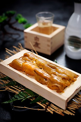 포토 JPG 아시아 음식 외국문화 술병 실내 요리 사람없음 아웃포커스 해조류 해산물 사케 모듬 성게알 싸리나무 일본음식 국내포토 나무 나라 문화 병_용기 주류 촬영기법 내부 알 해양식물 파일형식