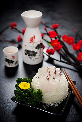 포토 JPG 꽃 아시아 음식 외국문화 술잔 젓가락 술병 잔 국화 실내 파슬리 요리 사람없음 아웃포커스 장식 해물요리 생선회 회 해산물 사케 홍매화 일본음식 국내포토 식물 식기 나라 문화 채소 병_용기 주류 촬영기법 수저 내부 매화 파일형식