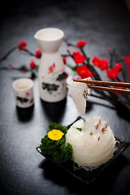 포토 JPG 꽃 아시아 음식 외국문화 술잔 젓가락 술병 잔 국화 실내 파슬리 요리 사람없음 아웃포커스 장식 해물요리 생선회 회 해산물 사케 홍매화 일본음식 국내포토 식물 식기 나라 문화 채소 병_용기 주류 촬영기법 수저 내부 매화 파일형식