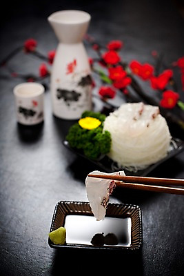 포토 JPG 꽃 아시아 음식 외국문화 술잔 젓가락 술병 잔 국화 실내 파슬리 요리 사람없음 아웃포커스 장식 해물요리 생선회 회 해산물 간장 종지 사케 홍매화 일본음식 국내포토 식물 그릇 식기 나라 문화 채소 병_용기 주류 촬영기법 수저 내부 양념 매화 파일형식