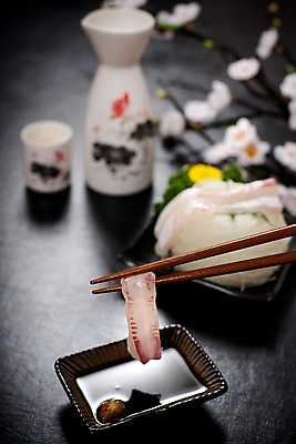 포토 JPG 꽃 아시아 음식 외국문화 술잔 젓가락 술병 잔 국화 실내 파슬리 요리 사람없음 아웃포커스 장식 해물요리 생선회 회 벚꽃 해산물 간장 종지 사케 일본음식 국내포토 식물 그릇 식기 나라 문화 채소 병_용기 주류 촬영기법 수저 내부 양념 파일형식