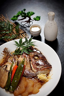 포토 JPG 그릇 접시 단풍 술잔 고추 검은배경 술병 실내 요리 사람없음 장식 버섯 해물요리 무 해산물 도미 사케 도미머리조림 생선조림 싸리나무 일본음식 국내포토 나무 식기 음식 백그라운드 잎 채소 병_용기 잔 뿌리채소 주류 어류 내부 검은색 조림 파일형식