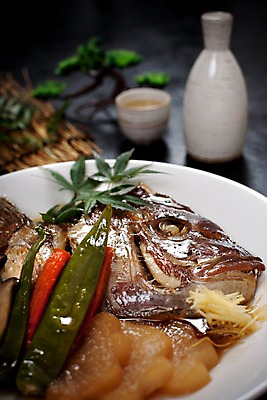 포토 JPG 그릇 접시 단풍 술잔 고추 검은배경 술병 실내 요리 근접촬영 사람없음 장식 해물요리 무 해산물 도미 사케 도미머리조림 생선조림 싸리나무 일본음식 국내포토 나무 식기 음식 뷰포인트 백그라운드 잎 채소 병_용기 잔 뿌리채소 주류 어류 내부 검은색 조림 파일형식