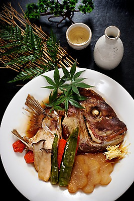 포토 JPG 그릇 접시 단풍 술잔 고추 술병 실내 요리 근접촬영 사람없음 장식 버섯 해물요리 무 해산물 도미 사케 도미머리조림 생선조림 싸리나무 일본음식 국내포토 나무 식기 음식 뷰포인트 잎 채소 병_용기 잔 뿌리채소 주류 어류 내부 조림 파일형식