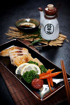 포토 JPG 그릇 접시 음식 젓가락 술병 실내 요리 사람없음 해물요리 볏짚 구이 해산물 간장 종지 생선구이 나무발 이면수 이면수구이 일본음식 국내포토 식기 병_용기 주류 수저 내부 양념 짚 생선요리 파일형식