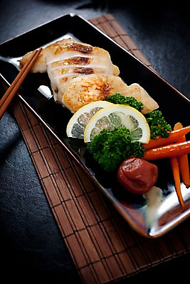 포토 JPG 그릇 접시 음식 젓가락 실내 파슬리 요리 사람없음 해물요리 구이 레몬 해산물 생선구이 나무발 이면수 이면수구이 일본음식 국내포토 식기 채소 과일 수저 내부 생선요리 파일형식