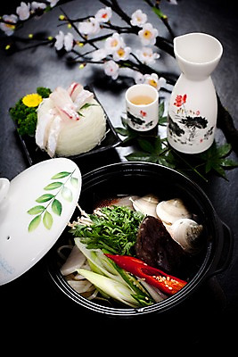 포토 JPG 음식 술잔 검은배경 술병 실내 요리 사람없음 장식 해물요리 생선회 뚜껑 벚꽃 냄비 해산물 사케 매운탕 생선매운탕 국내포토 꽃 백그라운드 병_용기 잔 주류 내부 검은색 회 솥 탕 파일형식