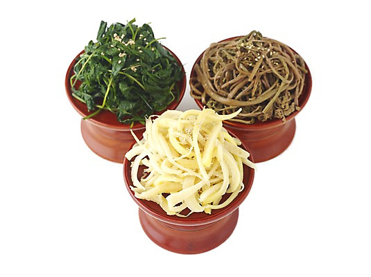 포토 JPG 스튜디오촬영 한식 음식 반찬 한국 실내 사람없음 상차림 제사 나물 제기_제사 제사상 제사음식 고사리 나물무침 도라지나물 취나물 산나물 국내포토 아시아 채소 내부 전통음식 전통의례 무침 제사용품 파일형식