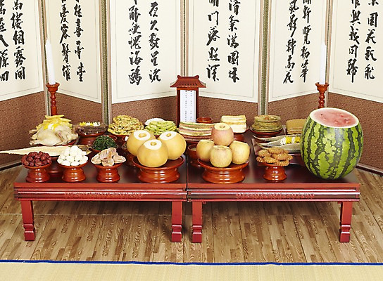 포토 JPG 한국문화 한국전통 한식 음식 과일 초 김치 수박 떡 한국 실내 육류 어류 사람없음 닭고기 배 고명 사과 상차림 전 제사 전통의례 촛대 나물 대추 제기_제사 한과 병풍 제사상 제사음식 약과 포 나박김치 식혜 건대추 고사리 녹두전 닭찜 돔배기적 두부전 병어 북어포 소탕 야채전 어탕 유과 육탕 취나물 편 호박전 조기_생선 국내포토 동양문화 전통 아시아 음료 채소 식재료 디저트 내부 수중동물 전통음식 전통차 탕 찜 제사용품 파일형식 어포