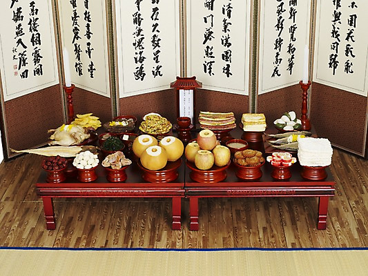 포토 JPG 한국문화 한국전통 명절 한식 음식 과일 초 김치 떡 한국 실내 육류 어류 사람없음 추석 닭고기 배 고명 사과 상차림 전 제사 전통의례 촛대 나물 대추 제기_제사 한과 병풍 제사상 제사음식 약과 포 식혜 건대추 고사리 닭찜 돔배기적 두부전 밥풀산자 병어 북어포 산자 소탕 야채전 어탕 유과 육탕 추석차례상 취나물 편 조기_생선 국내포토 동양문화 전통 기념일 아시아 음료 채소 식재료 디저트 내부 수중동물 전통음식 전통차 탕 찜 제사용품 파일형식 어포