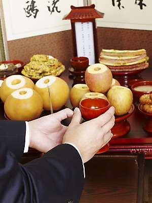 포토 JPG 한국문화 한국전통 손 한식 음식 술잔 한국 실내 손짓 신체부위 배 사과 상차림 제사 전통의례 제기_제사 병풍 제사상 제사음식 산적 야채전 국내포토 동양문화 전통 아시아 과일 모션 잔 사람 내부 전통음식 전 제사용품 파일형식